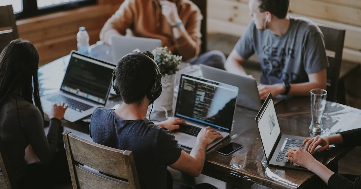 Équipe d'agence web en réunion
