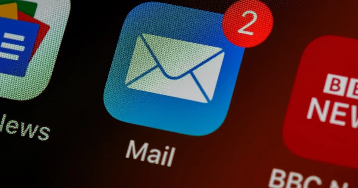 Email marketing pour TPE : interface d'envoi de newsletter sur ordinateur portable