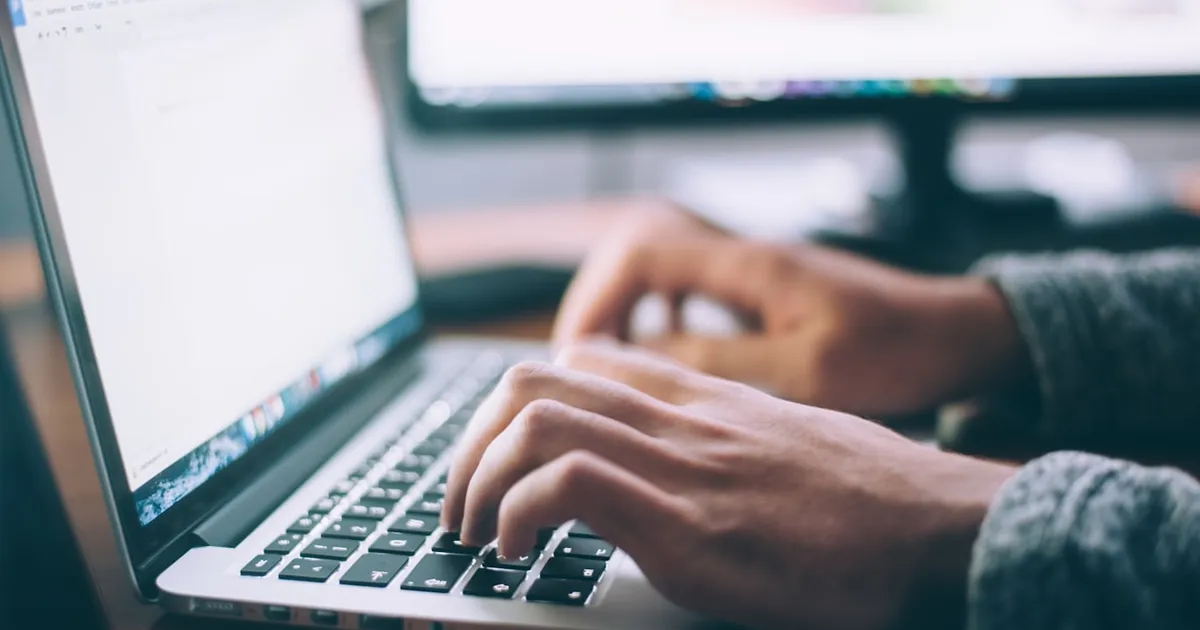 Dirigeant de PME travaillant sur sa stratégie d'acquisition web entre SEO et Google Ads