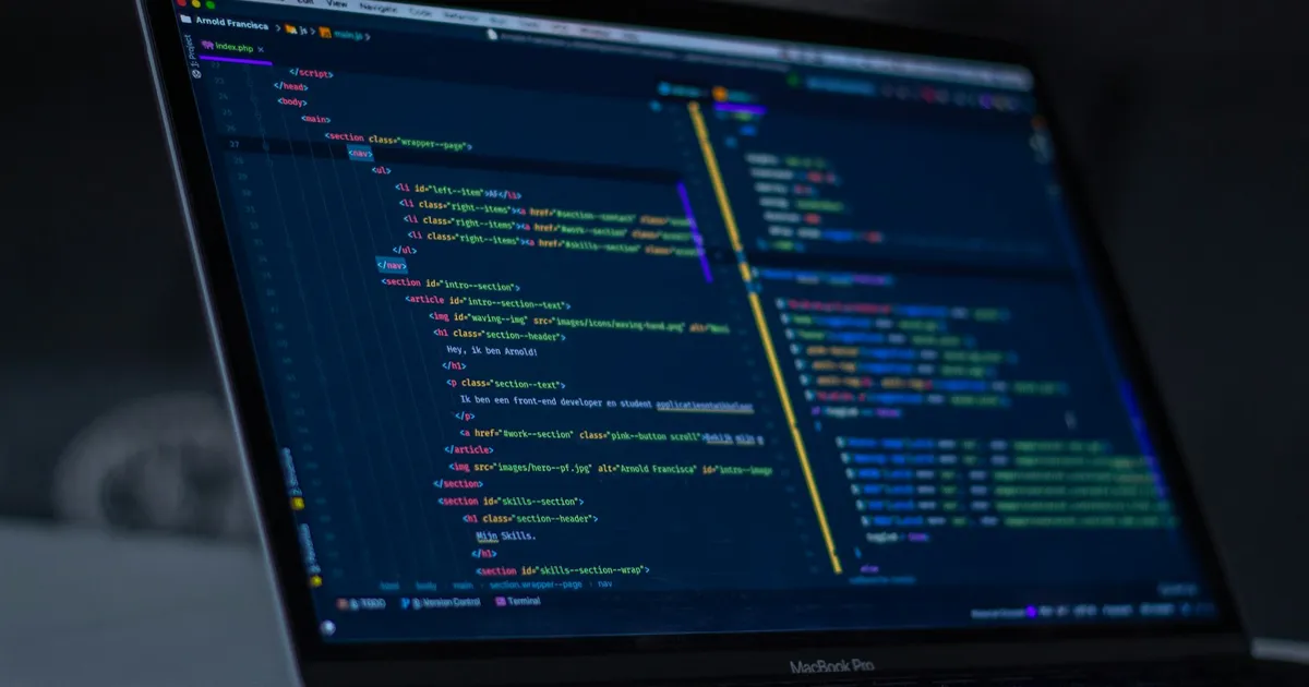 Développeur écrivant le code d'une application web sur-mesure pour une PME