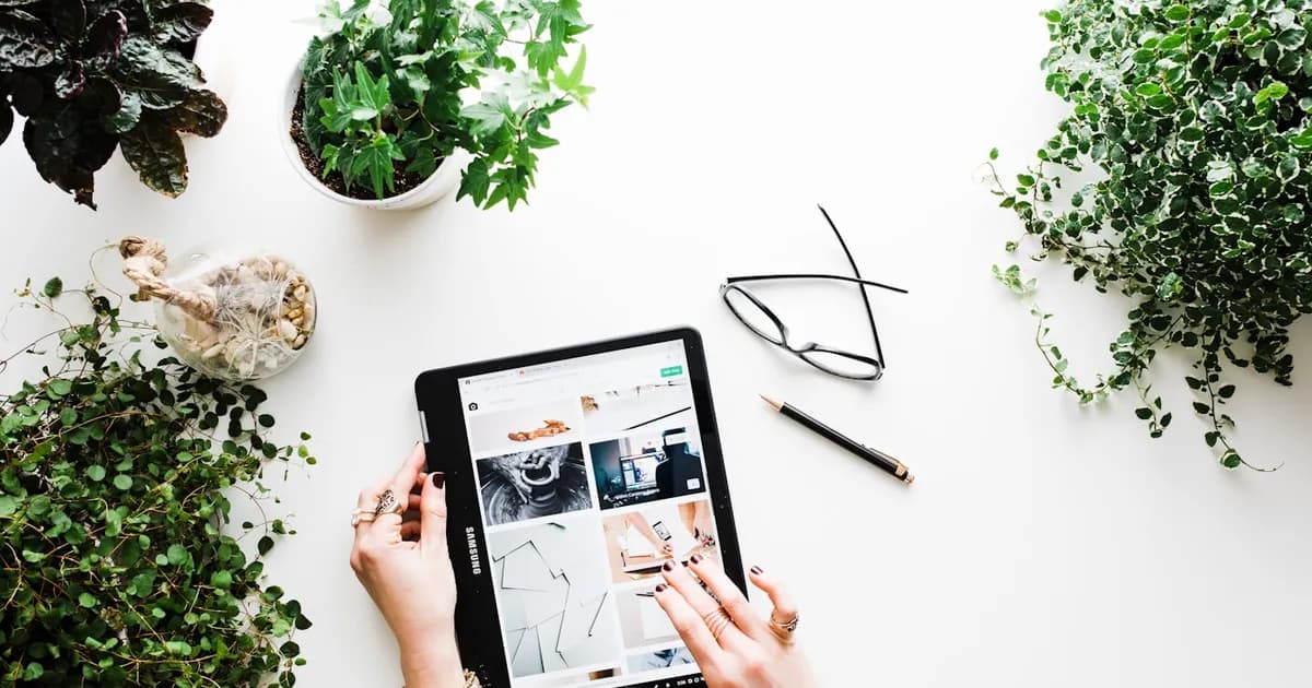 Dirigeante de PME comparant les produits d'une boutique en ligne sur tablette pour évaluer le prix de son site e-commerce