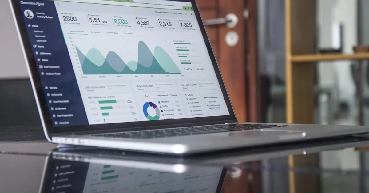 Tableau de bord analytique affichant des graphiques de performance et de retour sur investissement