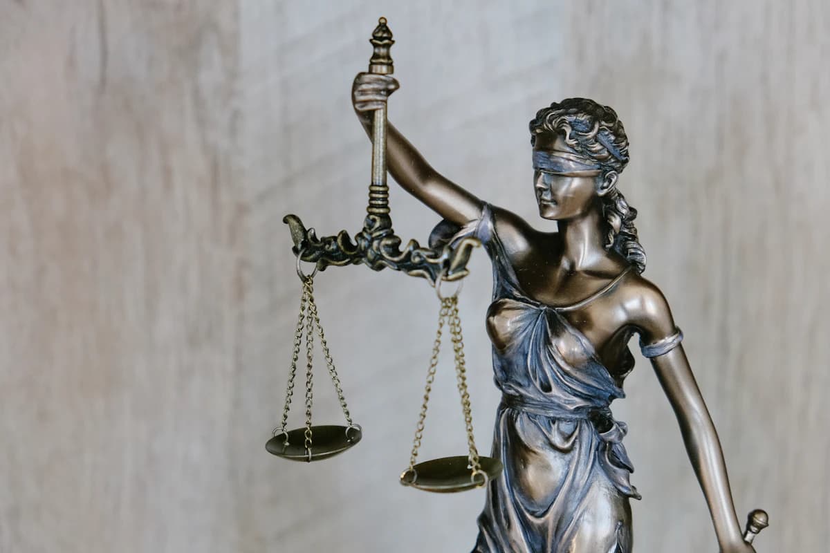 Bureau d'avocat avec balance de justice et livres de droit