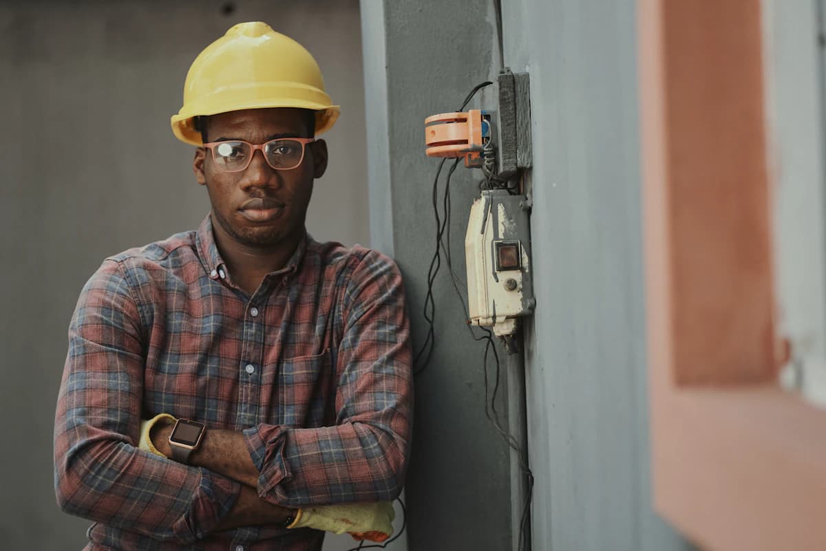 Électricien travaillant sur un tableau électrique professionnel