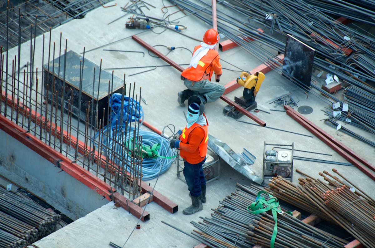 Maçon posant des briques sur un chantier de construction