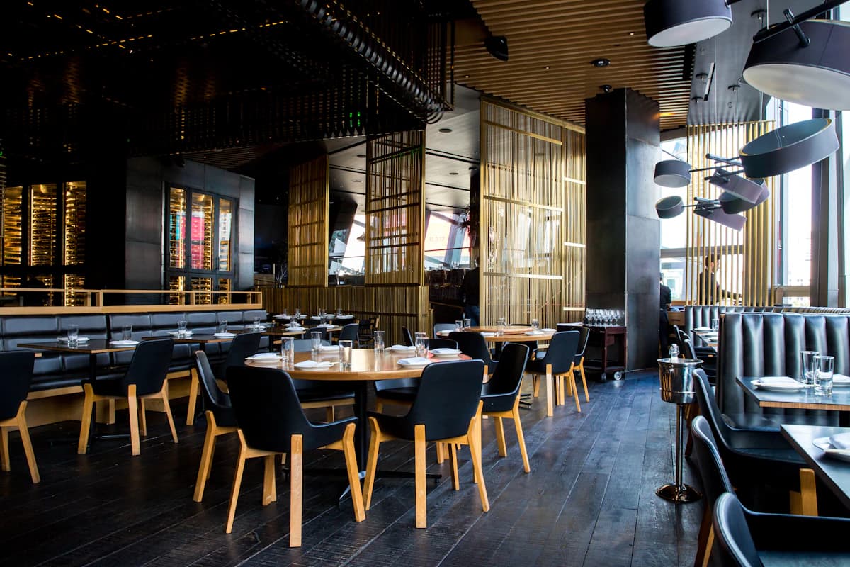 Intérieur élégant d'un restaurant avec tables dressées et éclairage tamisé
