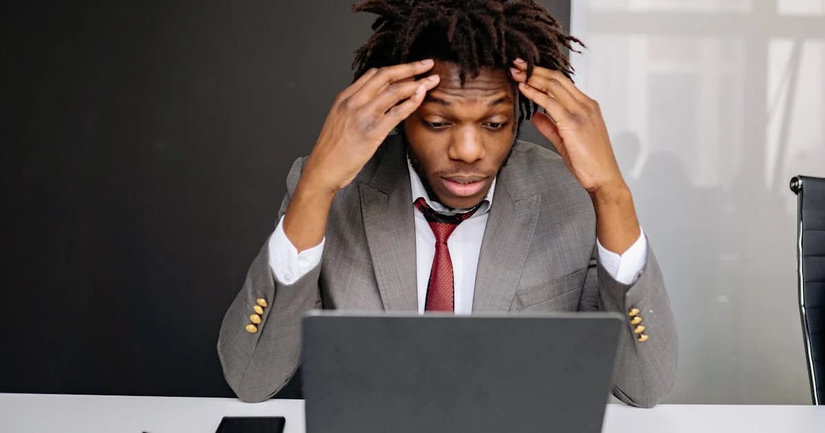 Écran d'ordinateur affichant un site web obsolète avec des indicateurs de performance en rouge