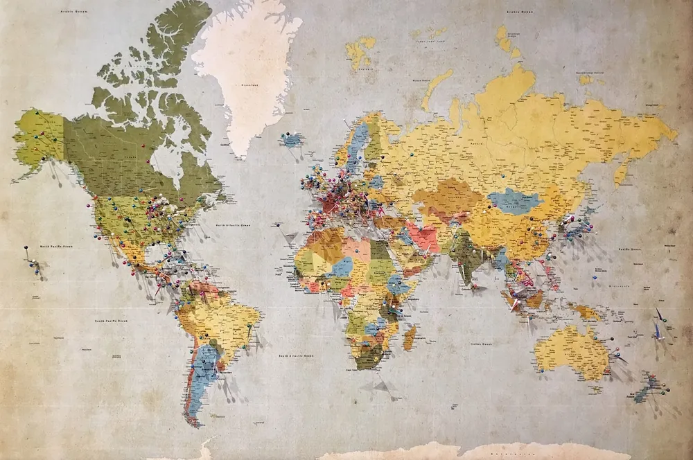 Carte avec épingles illustrant le ciblage géographique d'une campagne publicitaire