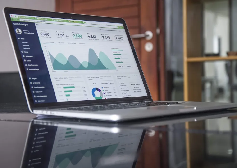 Analyse des données de performance d'une campagne Google Ads sur ordinateur portable