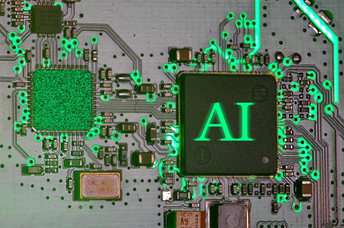 Puce d'intelligence artificielle sur un circuit imprimé symbolisant l'IA dans la création web