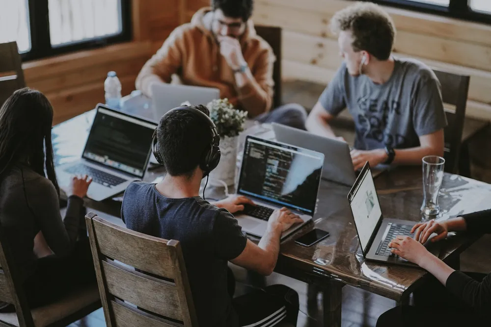 Équipe d'une PME engagée dans une démarche RSE