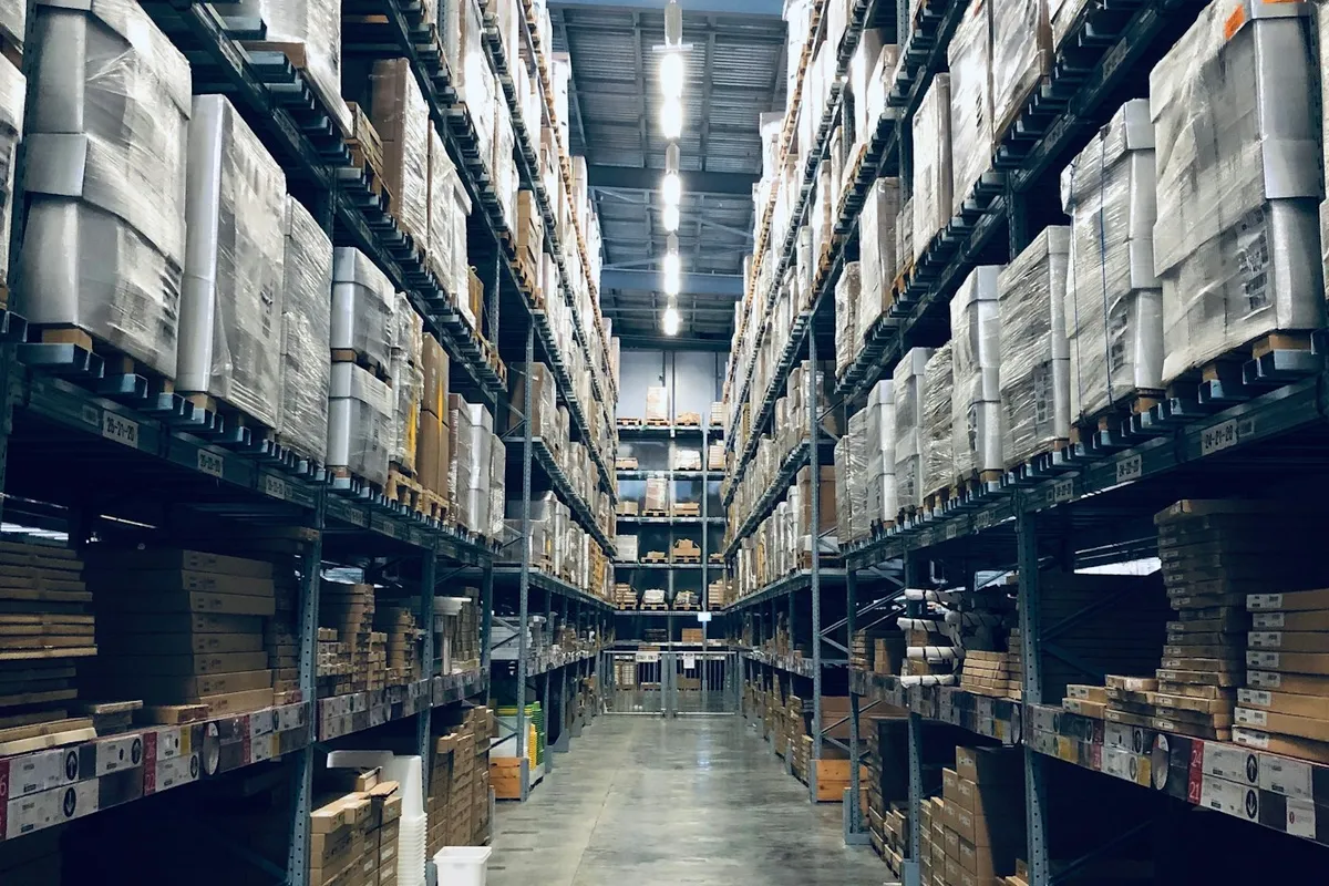Entrepôt logistique de préparation des commandes d'une boutique en ligne